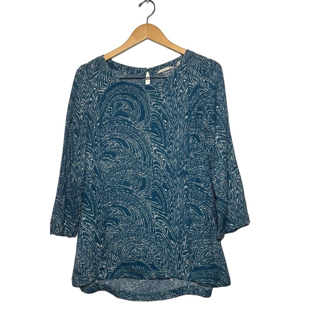 Soft Surroundings Women’s Blue and White Flowy Button Detail Top Size Medium